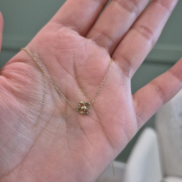 Elegant Gold Pendant Necklace